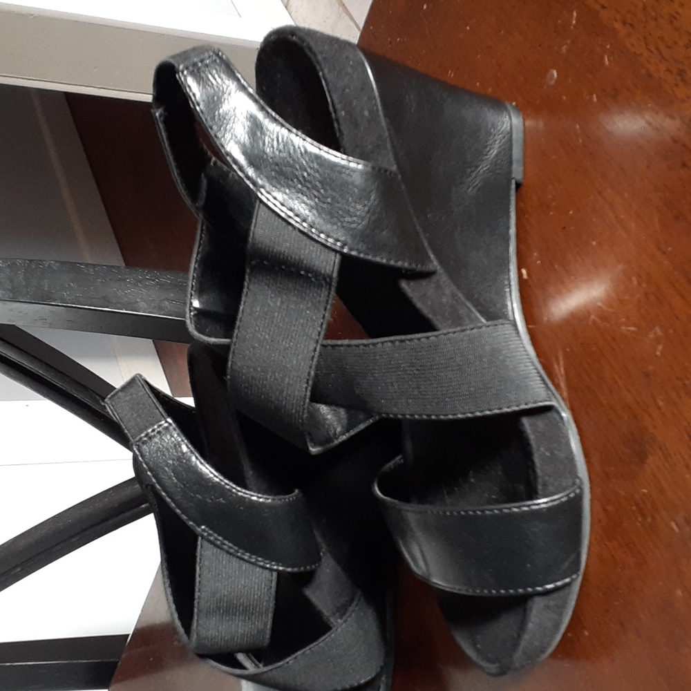 Black aeorsole sandle